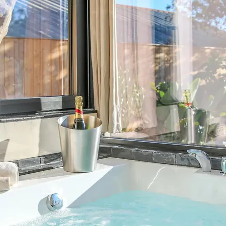 3min De La - 14p - Calme - Moderne - Jacuzzi - Bbq فيلة